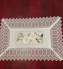 Load image into Gallery viewer, Daisies with Lace Border 12&quot; x 18&quot; Doily/Placemat